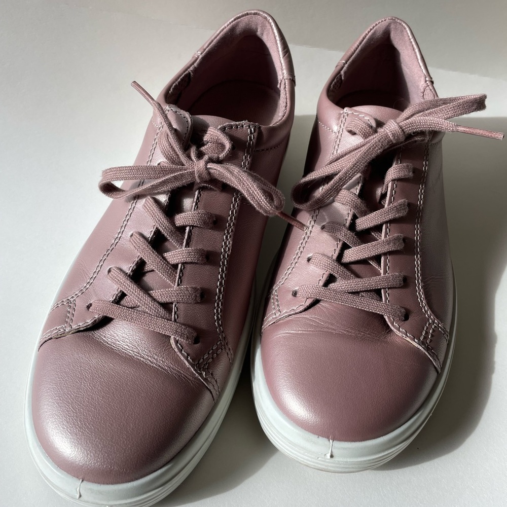 Ecco Women's Metallic Pink Lace-Up Low Top Sneakers
